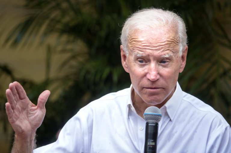 BIDEN EXIGE QUE TRUMP DIVULGUE TRANSCRIÇÃO DE TELEFONEMA COM LIDER DA UCRÂNIA