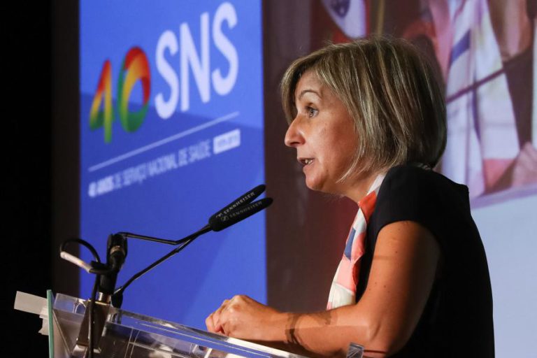 MINISTRA DA SAÚDE DISPONÍVEL PARA PEDIR DESCULPA QUANDO É DEVIDA