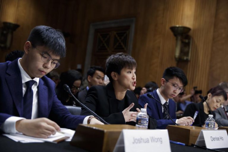 ATIVISTAS PRÓ-DEMOCRACIA DE HONG KONG PROMETEM INTENSIFICAR LUTA APÓS VIAGEM AO ESTRANGEIRO