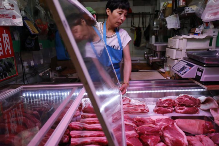CHINA VOLTA A LIBERTAR RESERVAS DE CARNE SUÍNA PARA TRAVAR INFLAÇÃO NO DIA NACIONAL