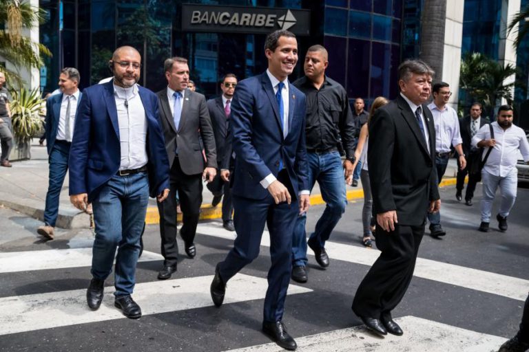 CONTROLADORIA DA VENEZUELA ORDENA BLOQUEIO DE TRANSAÇÕES FINANCEIRAS DO OPOSITOR JUAN GUAIDÓ