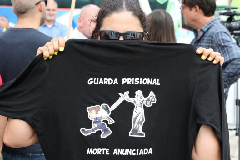 GUARDAS PRISIONAIS PROTESTAM DIANTE DO MINISTÉRIO DA JUSTIÇA ANTES DE INICIAR GREVE