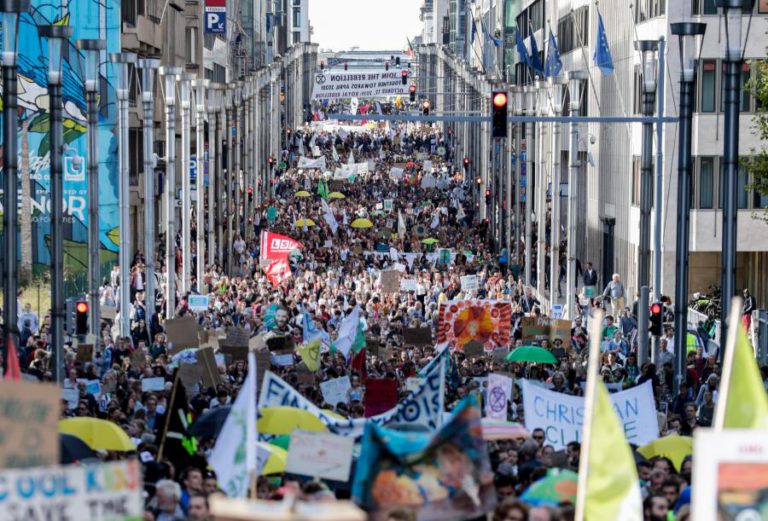 CENTENAS DE MILHARES EXIGEM MEDIDAS URGENTES CONTRA CRISE CLIMÁTICA
