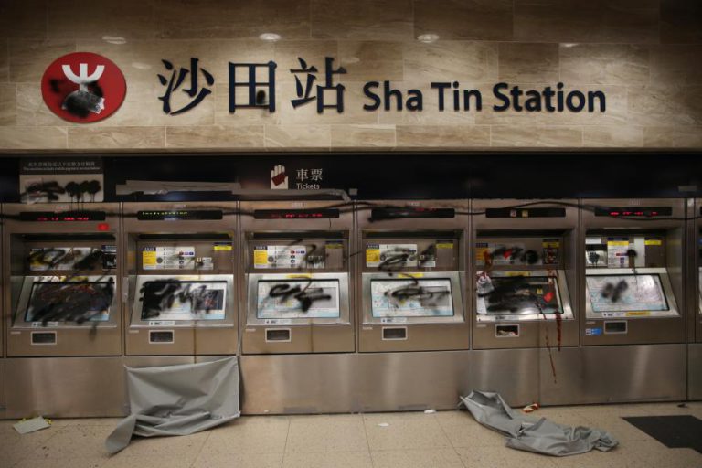 MANIFESTANTES VANDALIZAM ESTAÇÃO DE METRO EM HONG KONG