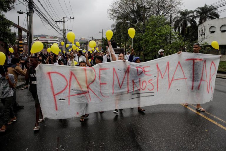 MÃES DE CRIANÇAS VÍTIMAS DE BALAS PERDIDAS NO RIO DE JANEIRO PROTESTAM CONTRA VIOLÊNCIA