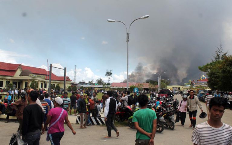 PELO MENOS 20 MORTOS E DEZENAS DE FERIDOS EM NOVOS DISTÚRBIOS NA INDONÉSIA