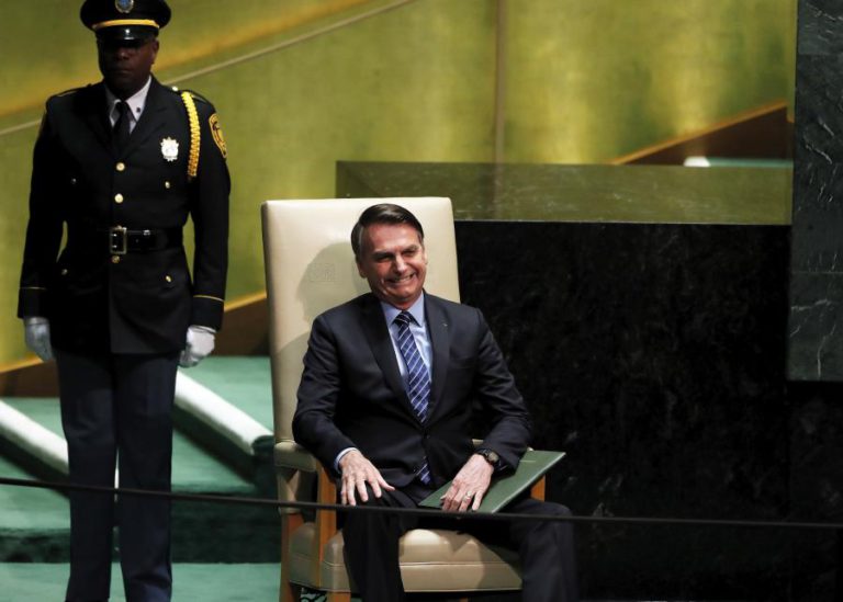 LÍDER INDÍGENA DO BRASIL DIZ QUE “BOLSONARO MENTE” E QUE FLORESTA “É DA HUMANIDADE”