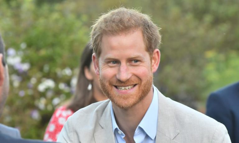 PRÍNCIPE HARRY DESLOCA-SE A CAMPO DE MINAS EM ANGOLA VISITADO PELA MÃE HÁ 22 ANOS