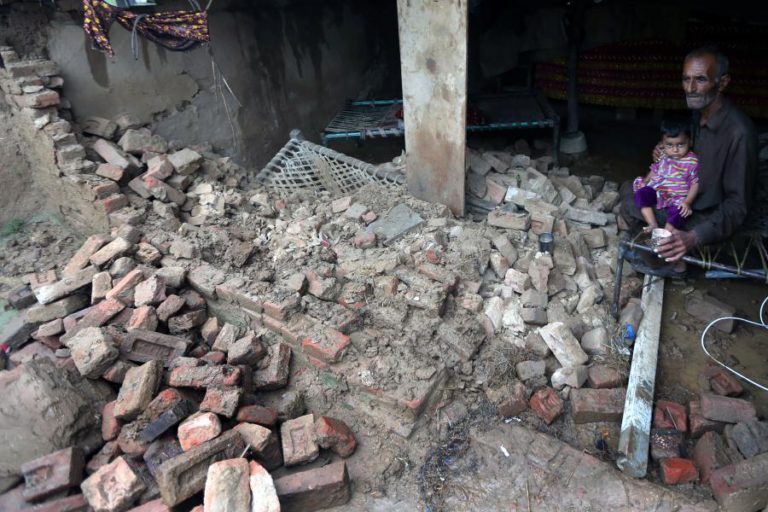 MILHARES DE PAQUISTANESES ESPERAM POR AJUDA APÓS SISMO QUE MATOU 25 PESSOAS