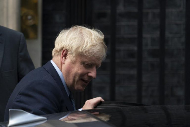 PM BRITÂNICO DESAFIA OPOSIÇÃO A AVANÇAR COM MOÇÃO DE CENSURA CONTRA GOVERNO