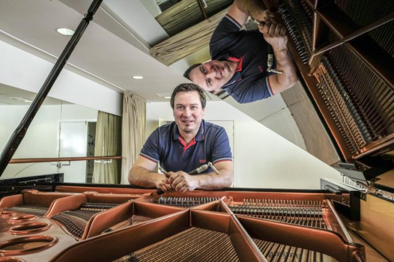 ÚNICO AFINADOR DE PIANOS DOS AÇORES DIZ QUE OFÍCIO É MINUCIOSO E ESPECIALIZADO