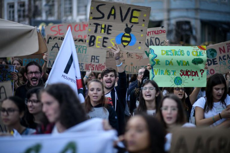 CERCA DE 40 PESSOAS PEDEM EM BRAGA MEDIDAS “URGENTES E EFICAZES” CONTRA ALTERAÇÕES CLIMÁTICAS