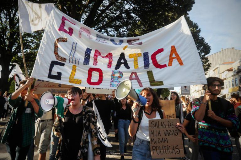 CLIMA: PROTESTO NO PORTO JUNTOU 1.500 PESSOAS EM PROL DO PLANETA