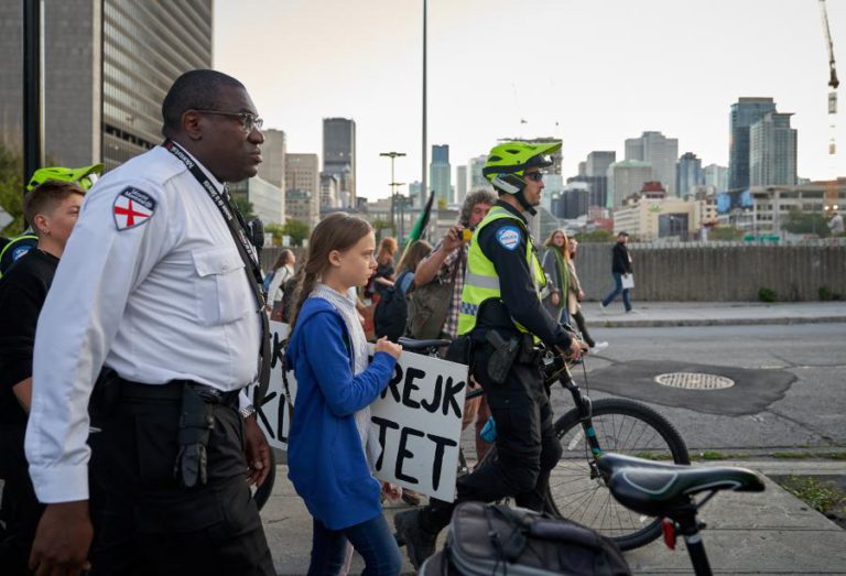 CERCA DE 500.000 PESSOAS MARCHARAM EM MONTREAL LIDERADOS PELA ATIVISTA AMBIENTAL GRETATHUNBERG
