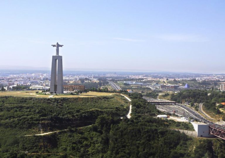 CRISTO REI E MONUMENTOS DE COIMBRA E BRAGA ILUMINAM-SE NO DOMINGO