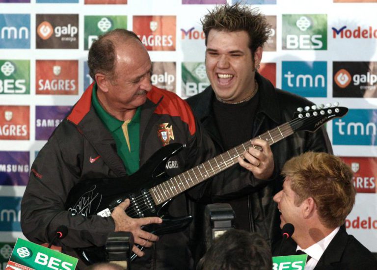 FÃS EMOCIONADOS EM VELÓRIO DE ROBERTO LEAL VIAM CANTOR COMO SÍMBOLO DA FAMÍLIA