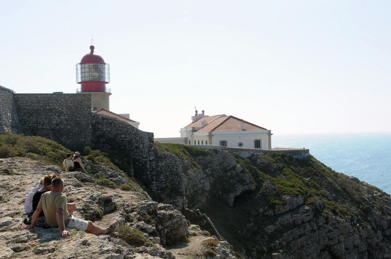 TURISMO DO ALGARVE APOIA REGRESSO A CASA DE 500 TURISTAS APÓS FALÊNCIA DA THOMAS COOK