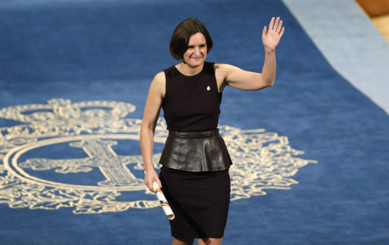 NOBEL DA ECONOMIA ATRIBUÍDO A FRANCESA, INDIANO E NORTE-AMERICANO POR ESTUDO DA POBREZA