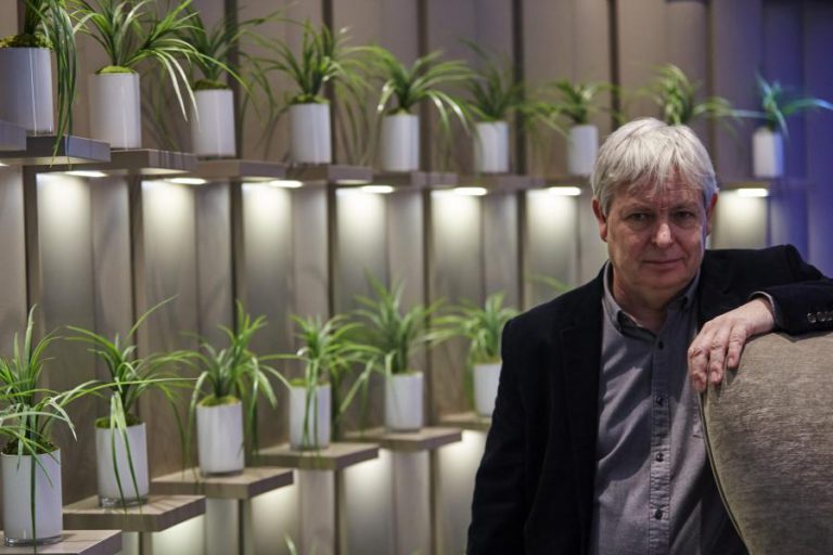 ESCRITOR INGLÊS JONATHAN COE EM CASCAIS PARA RESIDÊNCIA LITERÁRIA INTERNACIONAL