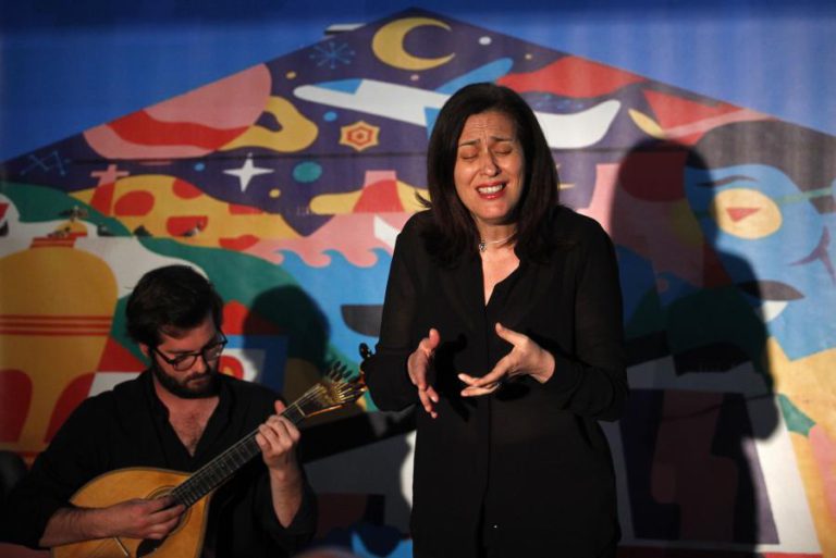 ALDINA DUARTE GRAVA PELA 1.ª VEZ FADOS COM MÚSICA PRÓPRIA E CRIADOS POR OUTROS FADISTAS