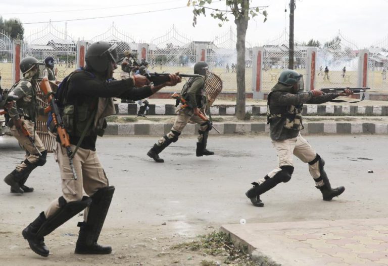 TROPAS PAQUISTANESAS E INDIANAS TROCAM TIROS NA FRONTEIRA DA CAXEMIRA