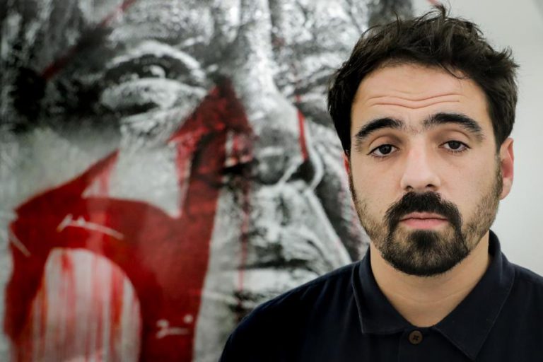 ARTISTA PORTUGUÊS VHILS PINTA EM CABO VERDE NO ÂMBITO DE PROJETO COMUNITÁRIO