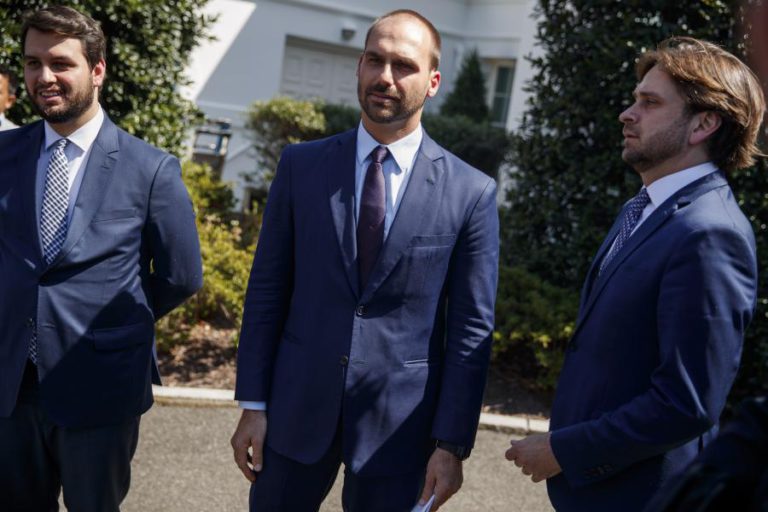 FILHO DE BOLSONARO PEDE A APOIANTES QUE DEFENDAM POLÍTICAS CONSERVADORAS DO GOVERNO