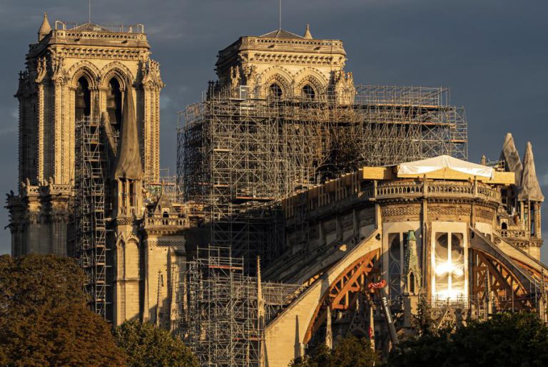 BILIONÁRIO FRANCÊS OFERECE 100 MILHÕES DE EUROS PARA RECONSTRUÇÃO DE NOTRE-DAME