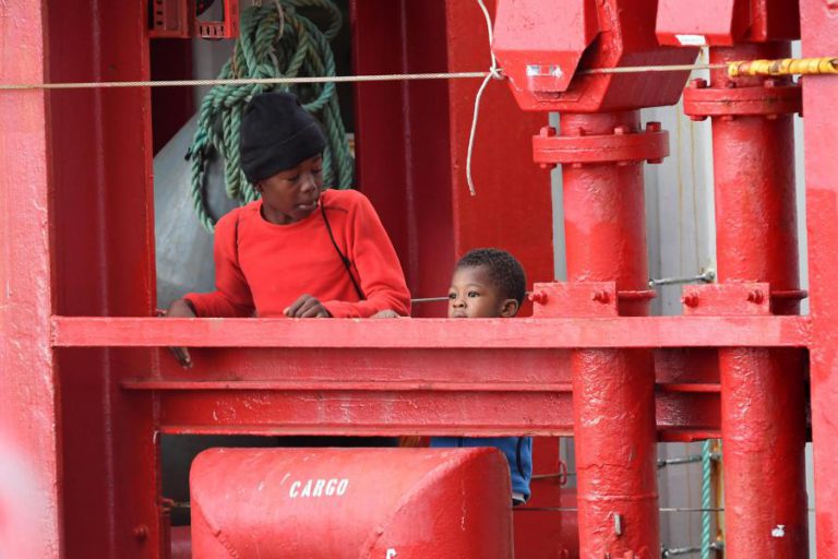 ORGANIZAÇÕES HUMANITÁRIAS RESGATARAM 74 MIGRANTES NO MEDITERRÂNEO