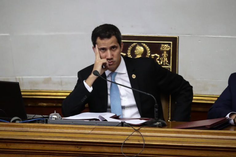 OPOSIÇÃO ACUSA REGIME VENEZUELANO DE CONVIDAR NARCOTRAFICANTES AO PAÍS E IMPEDIR A ENTRADA DE UM DEMOCRATA