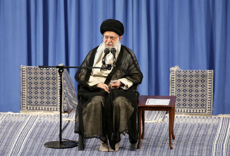 BOMBA ATÓMICA É “AMEAÇA PARA A HUMANIDADE” – LÍDER SUPREMO DO IRÃO