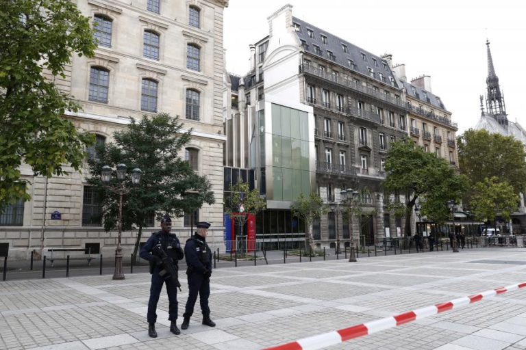 INVESTIGAÇÃO DE ATAQUE NA SEDE DA POLÍCIA DE PARIS ADMITE AGORA POSSÍVEL ATO TERRORISTA
