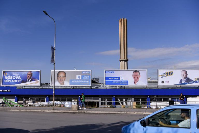 QUESTÕES SOCIAIS DOMINAM LEGISLATIVAS DE DOMINGO NO KOSOVO EM PLENO LITÍGIO COM A SÉRVIA