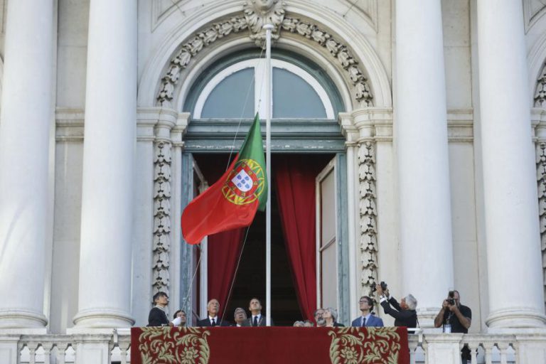 BANDEIRA A MEIA HASTE E SILÊNCIO MARCAM CERIMÓNIA DO ANIVERSÁRIO DA IMPLANTAÇÃO DA REPÚBLICA EM LISBOA