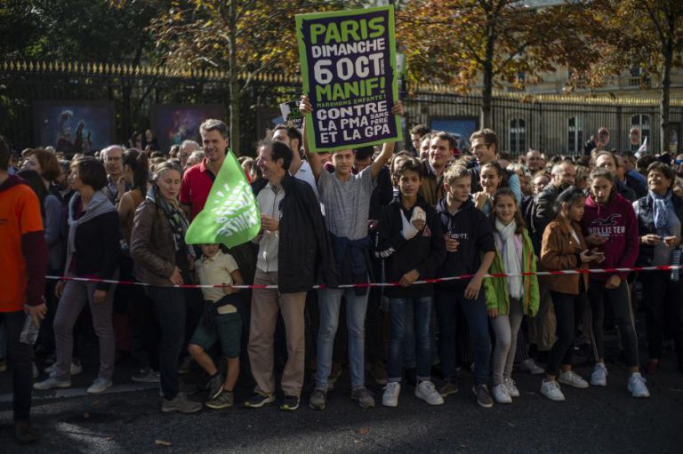 MILHARES NAS RUAS CONTRA INSEMINAÇÃO ARTIFICIAL DE LÉSBICAS E SOLTEIRAS EM PARIS