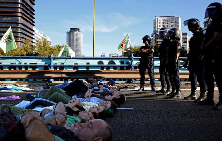 MANIFESTANTES PELO CLIMA DETIDOS EM LONDRES E MADRID