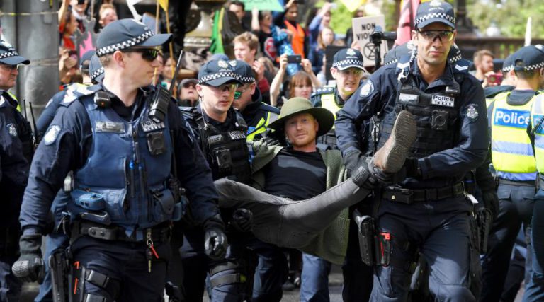 PELO MENOS 47 DETIDOS NA AUSTRÁLIA EM PROTESTOS ANTI-GOVERNAMENTAIS SOBRE CRISE CLIMÁTICA