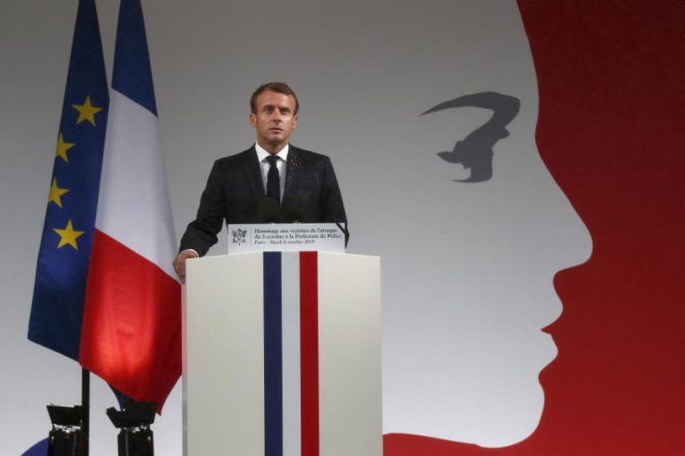 MACRON ENCORAJA PRESIDENTE CAMARONÊS A PÔR DIÁLOGO NACIONAL EM PRÁTICA