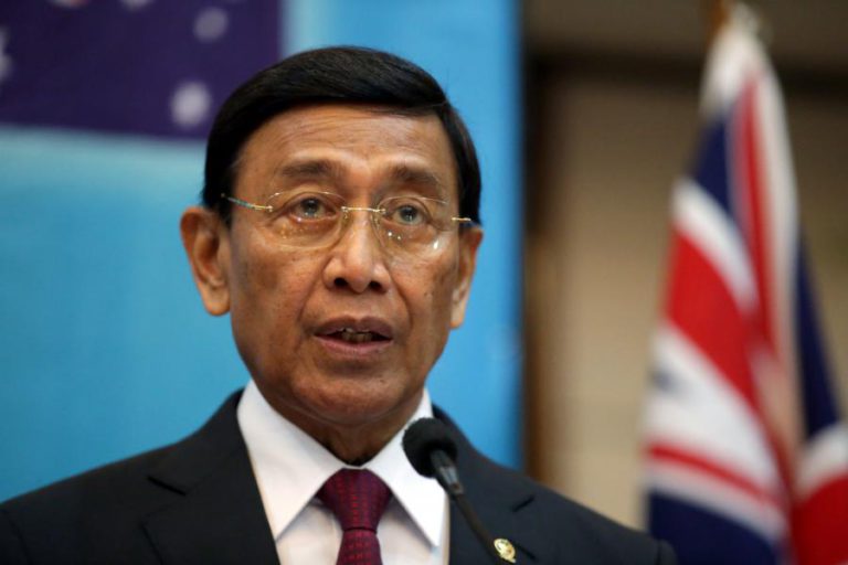 MINISTRO INDONÉSIO WIRANTO ESTÁVEL APÓS SER ESFAQUEADO DUAS VEZES – HOSPITAL