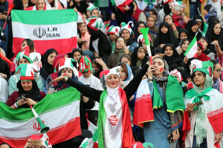 IRANIANAS ASSISTEM LIVREMENTE PELA PRIMEIRA VEZ EM DÉCADAS A UM JOGO DE FUTEBOL