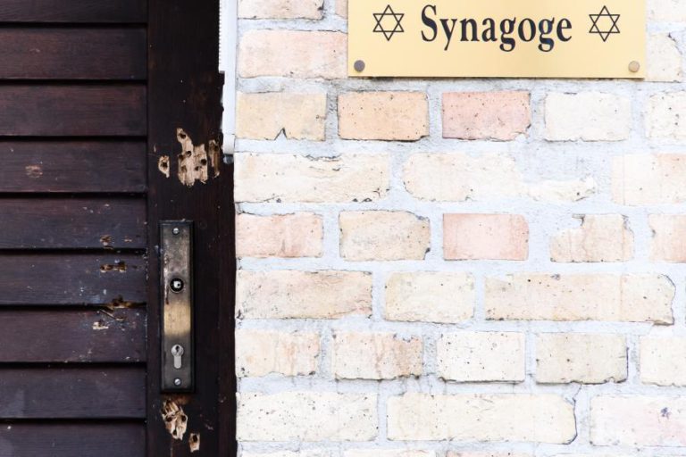 AUTOR DE ATAQUE A SINAGOGA NA ALEMANHA ADMITE MOTIVAÇÃO ANTISSEMITA
