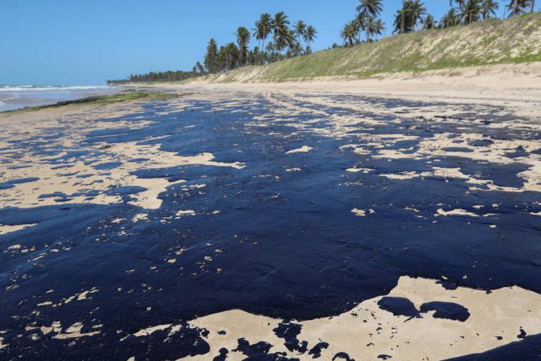 VENEZUELA NEGA SER RESPONSÁVEL POR PETRÓLEO DERRAMADO NO LITORAL NORDESTE DO BRASIL