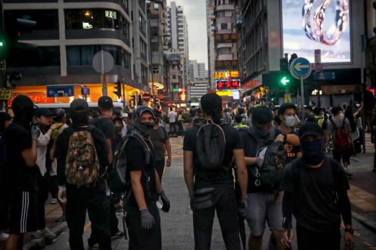 MILHARES DE MANIFESTANTES DE NOVO NA RUA EM HONG KONG