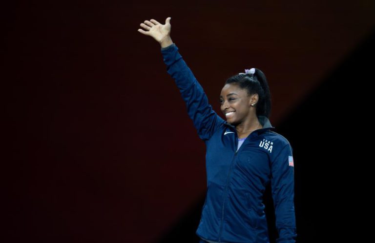 SIMONE BILES TORNA-SE A GINASTA MAIS MEDALHADA DE SEMPRE EM MUNDIAIS