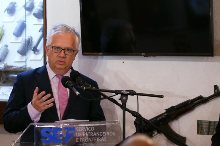 MAI DEFENDE “APROFUNDAMENTO DAS CONEXÕES ENTRE SEGURANÇA INTERNA E DEFESA NACIONAL”