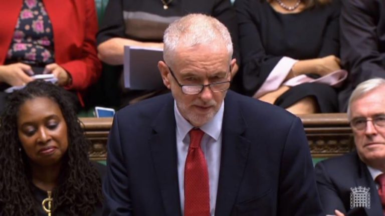 LÍDER TRABALHISTA JEREMY CORBYN CLASSIFICA DE “FARSA” PROGRAMA DO GOVERNO APRESENTADO PELA RAINHA