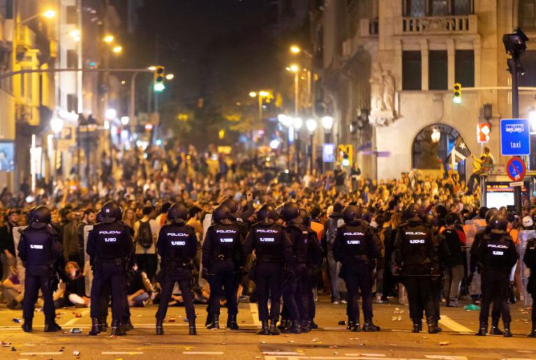 CATALUNHA: PROTESTO DESCONVOCADO DEPOIS DE POLÍCIA CARREGAR SOBRE MANIFESTANTES