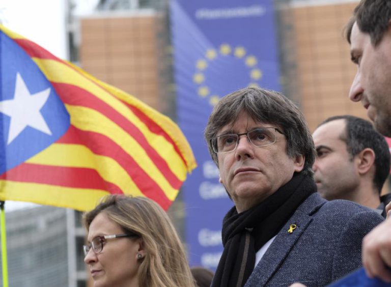 PUIGDEMONT RECUSA ENTREGAR-SE A ESPANHA