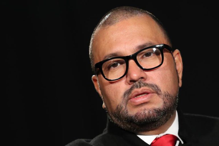 ATIVISTA COM CABEÇA A PRÉMIO NO BRASIL DESCOBRE EM PORTUGAL VIDA SEM TIROS