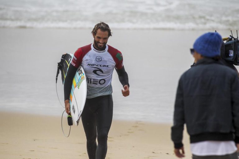 PROVA DA ELITE MUNDIAL DO SURF CUMPRE DIA DE ESPERA EM PENICHE